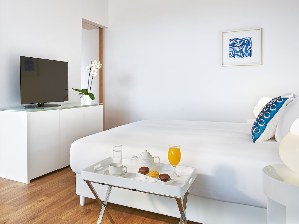 Guest Room, Deluxe, King Bed, Lateral Side Sea View