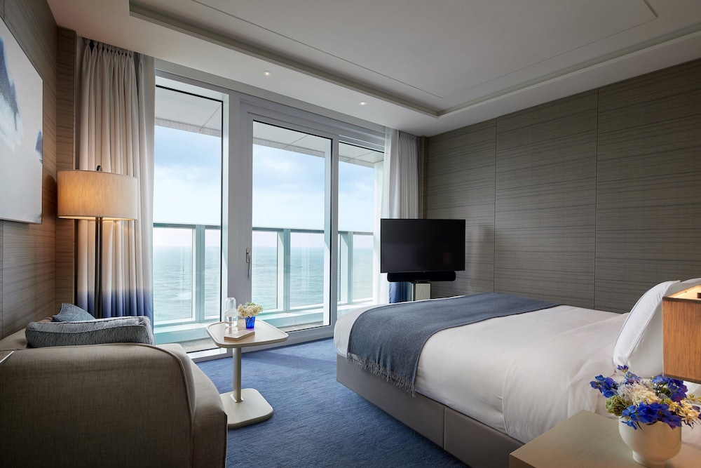 GRAND, DELUXE, DOUBLE BED, HARBOUR VIEW
