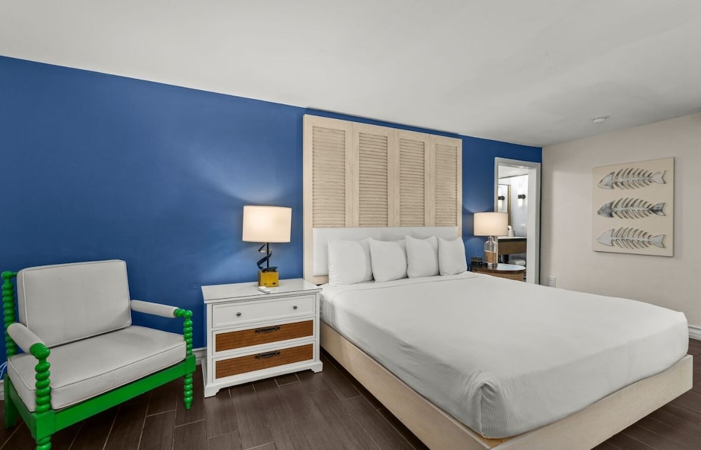 Lanai, King Bed, Bay Side