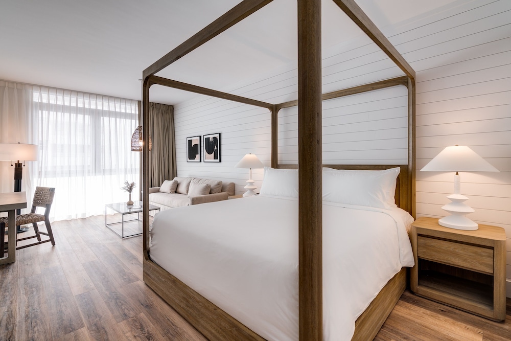 SUPERIOR, PENTHOUSE, KING BED