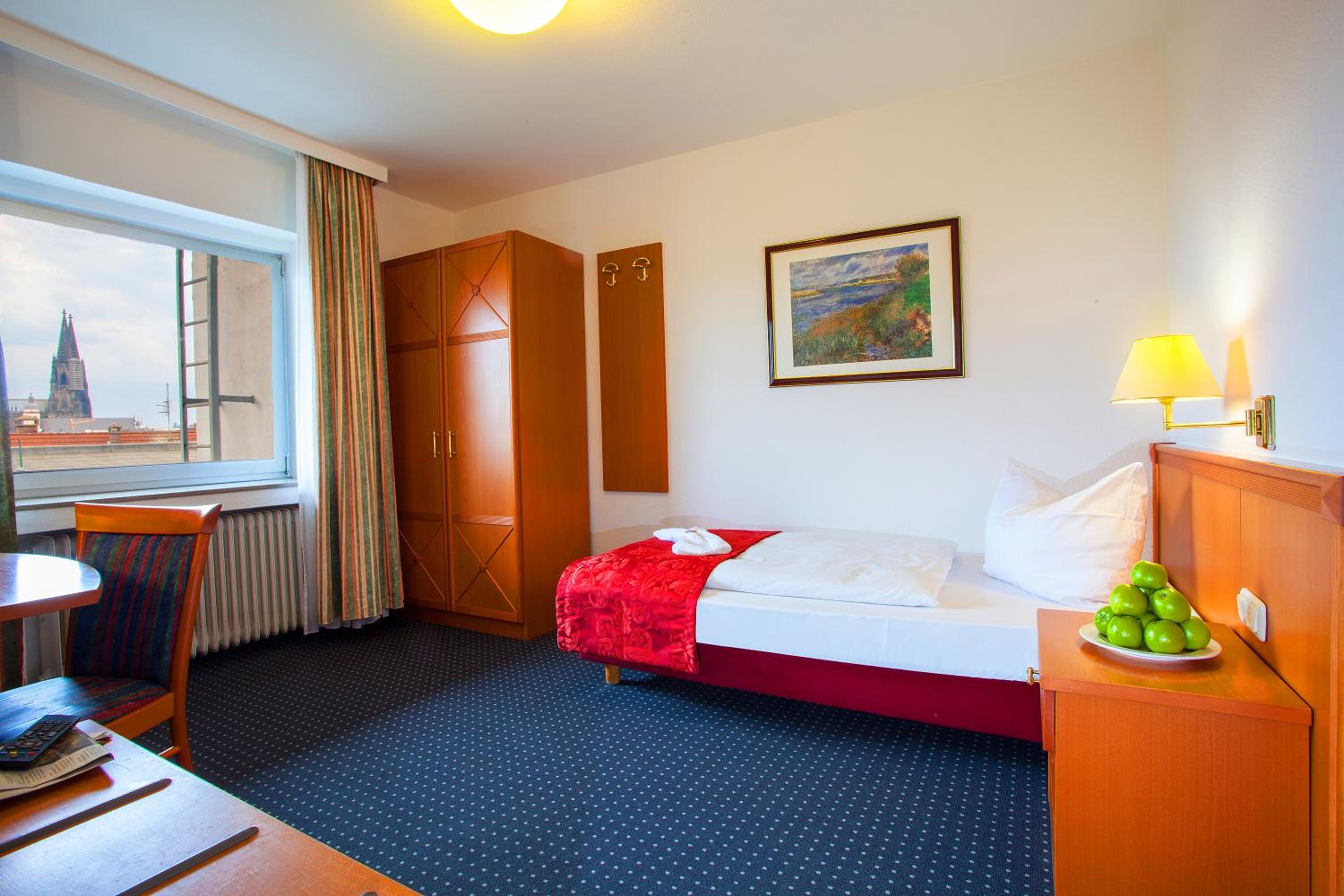 ROOM, SINGLE