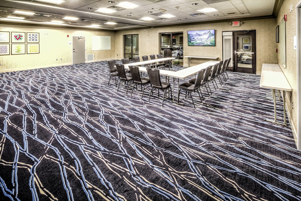 Holiday Inn Express And Suites Cleveland West Westlake 50/54
