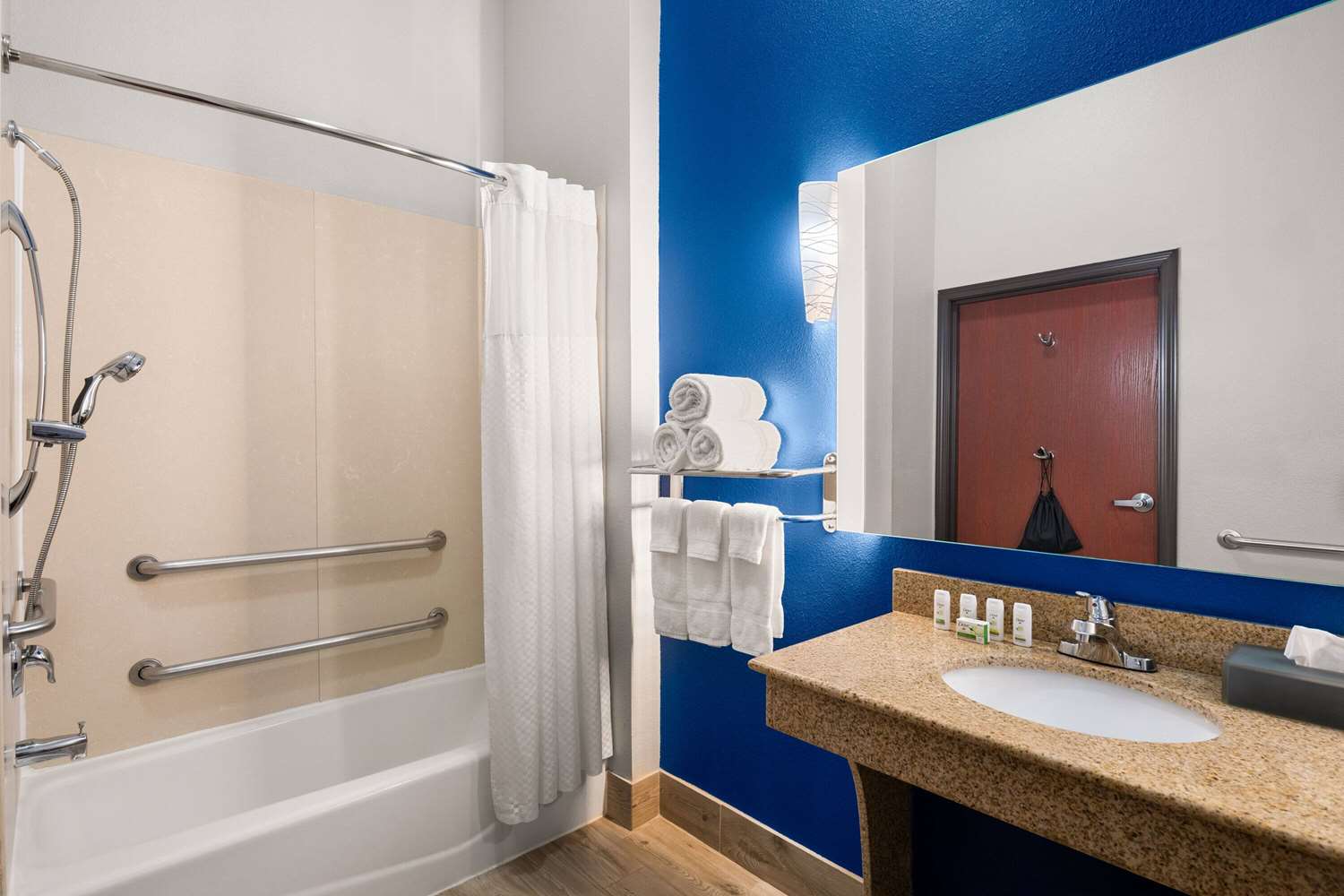 La Quinta Inn & Suites by Wyndham Denton - University Drive 40/41