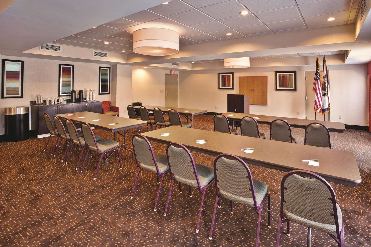 La Quinta Inn and Suites by Wyndham Elkview - Charleston NE 32/40