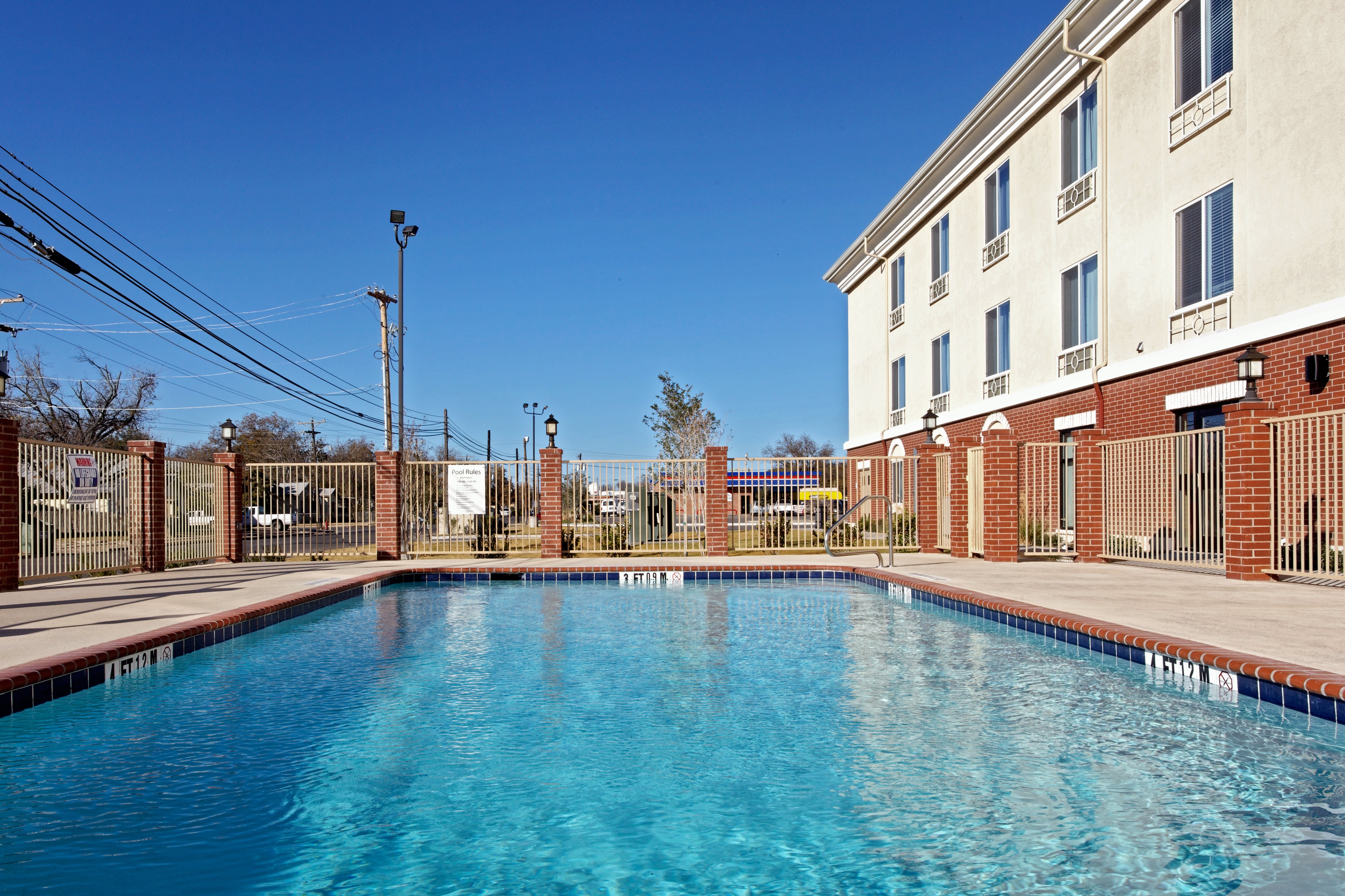 Holiday Inn Express Hotel & Suites Ozona 34/35