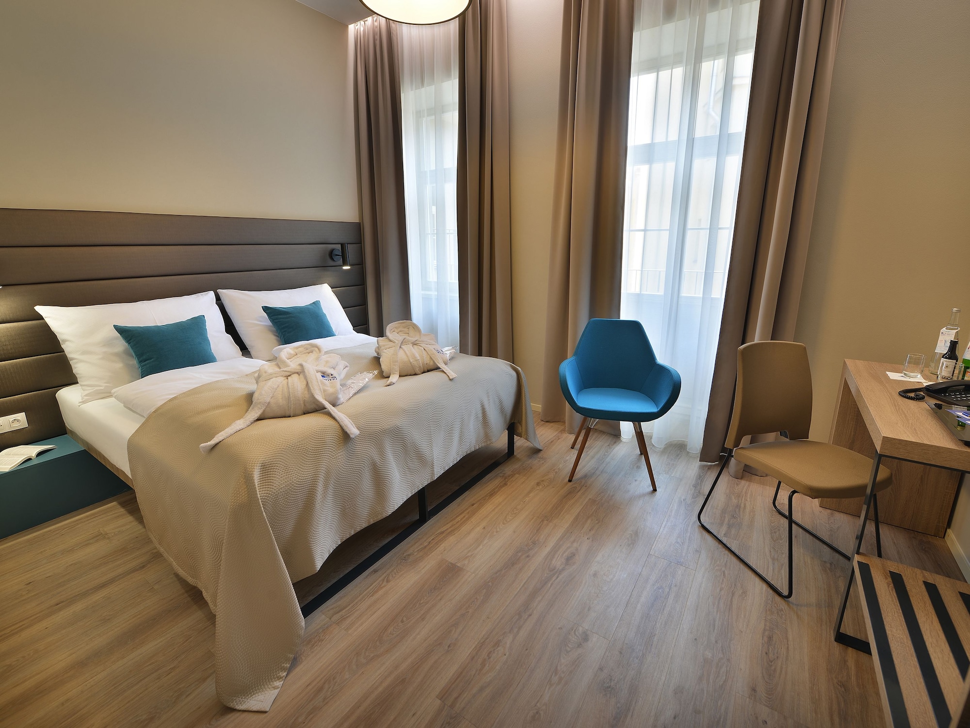 ROOM, DOUBLE BED