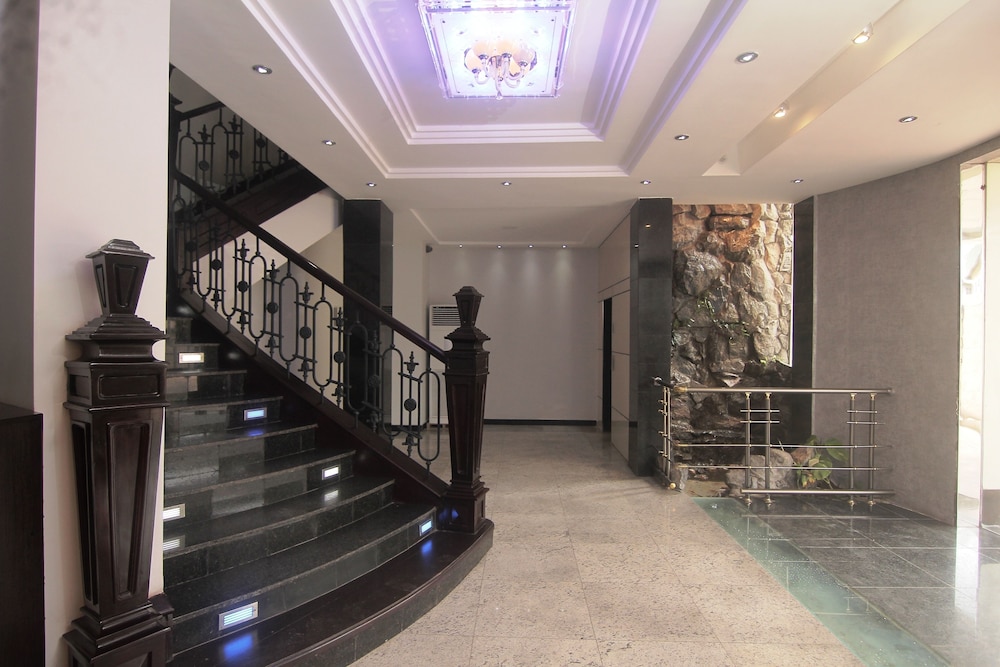 Oakspring Hotel &amp; Luxury Suites 36/50