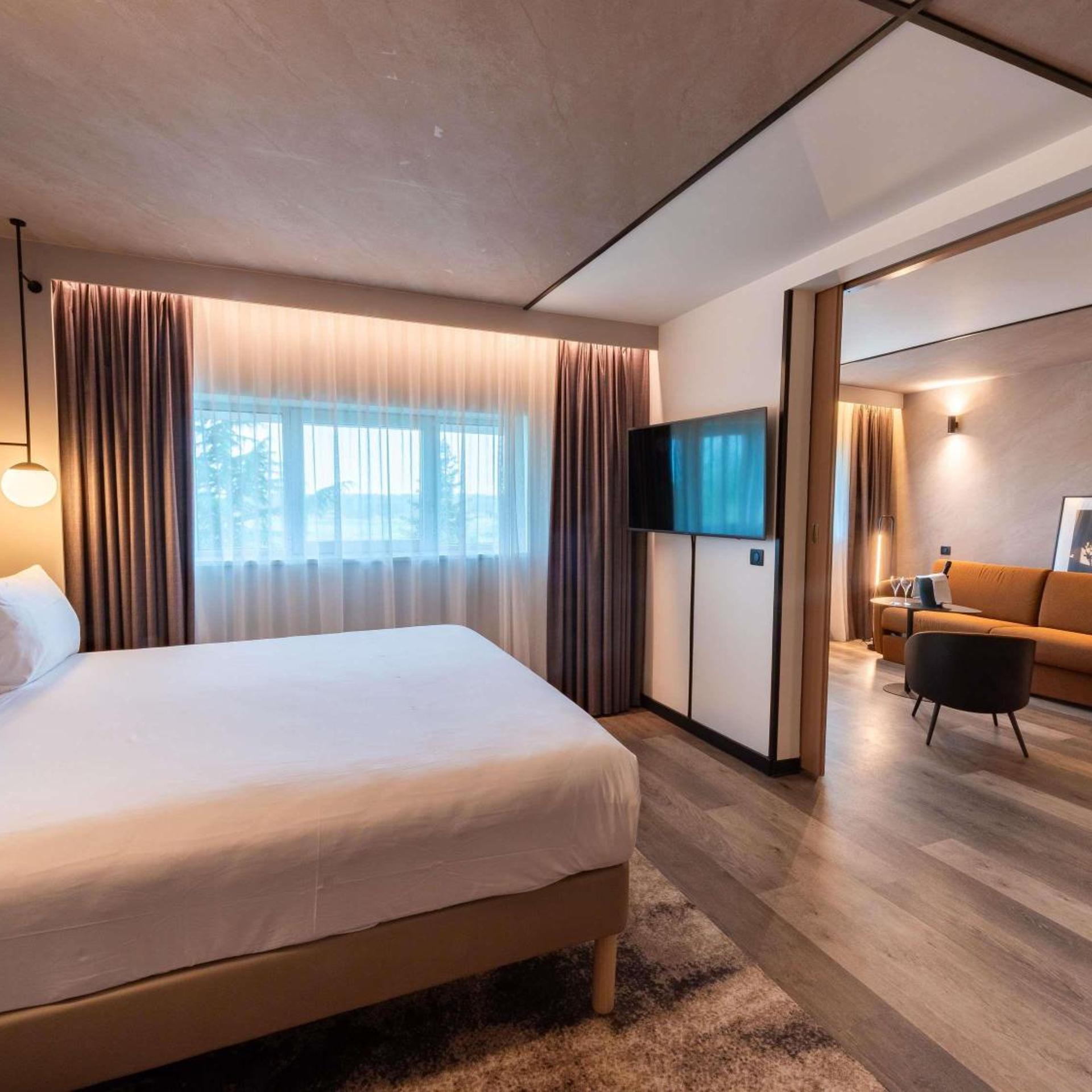 Suite, King Bed, Golf Course View