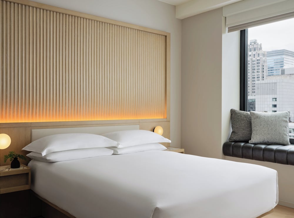 Room, Queen Bed, Empire Building View, Accessible