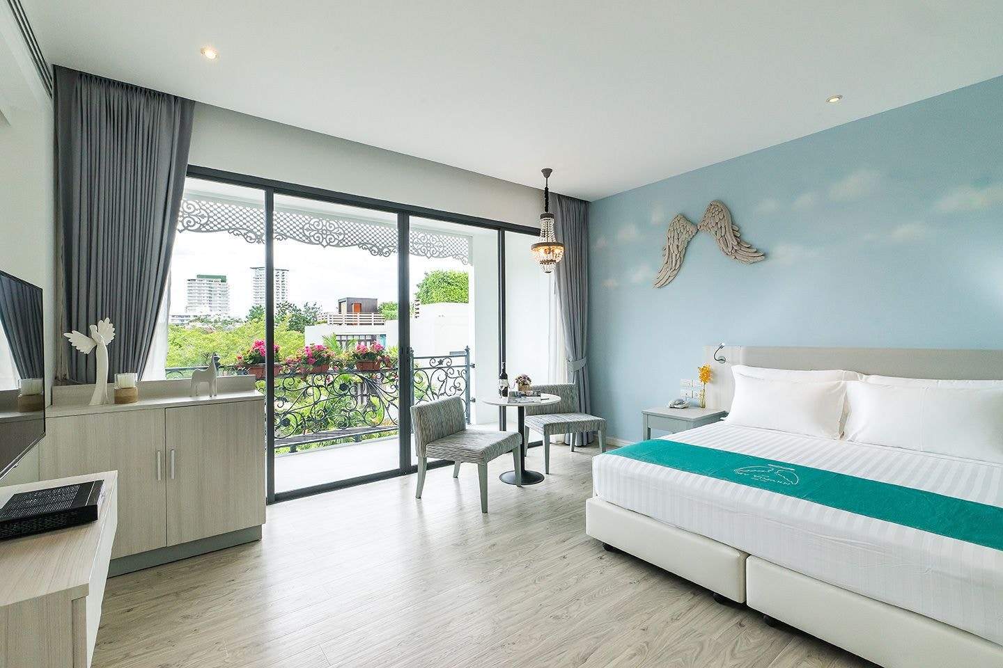 DELUXE, DOUBLE BED