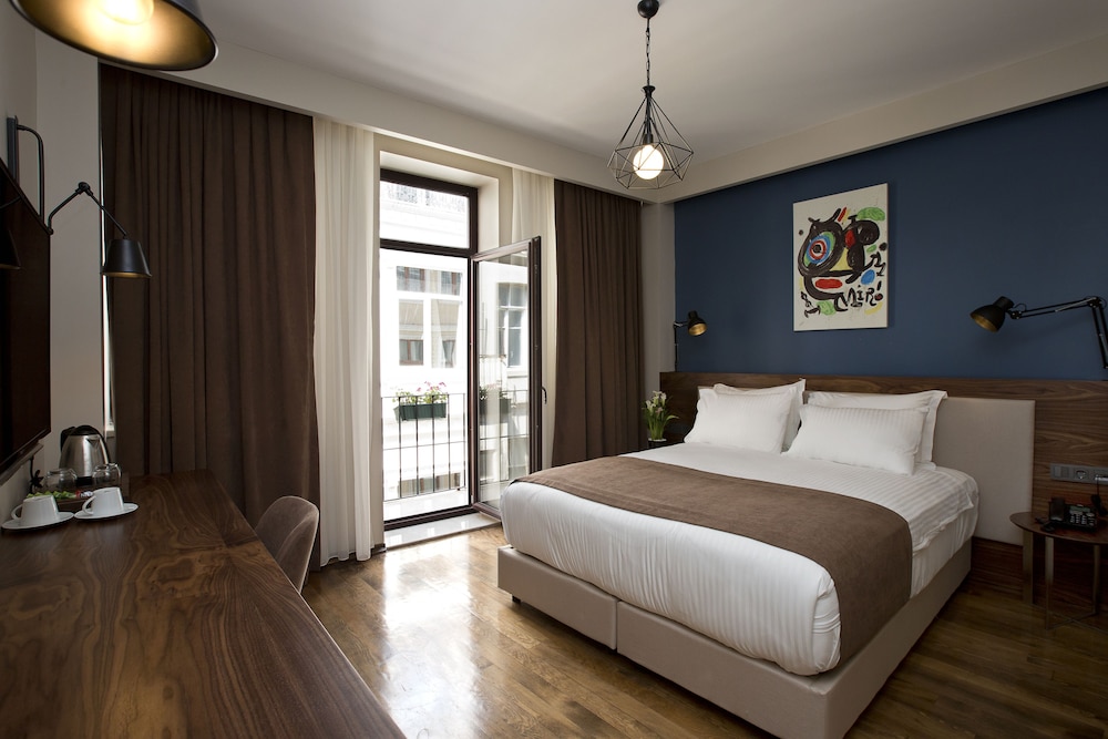 DELUXE, QUEEN BED
