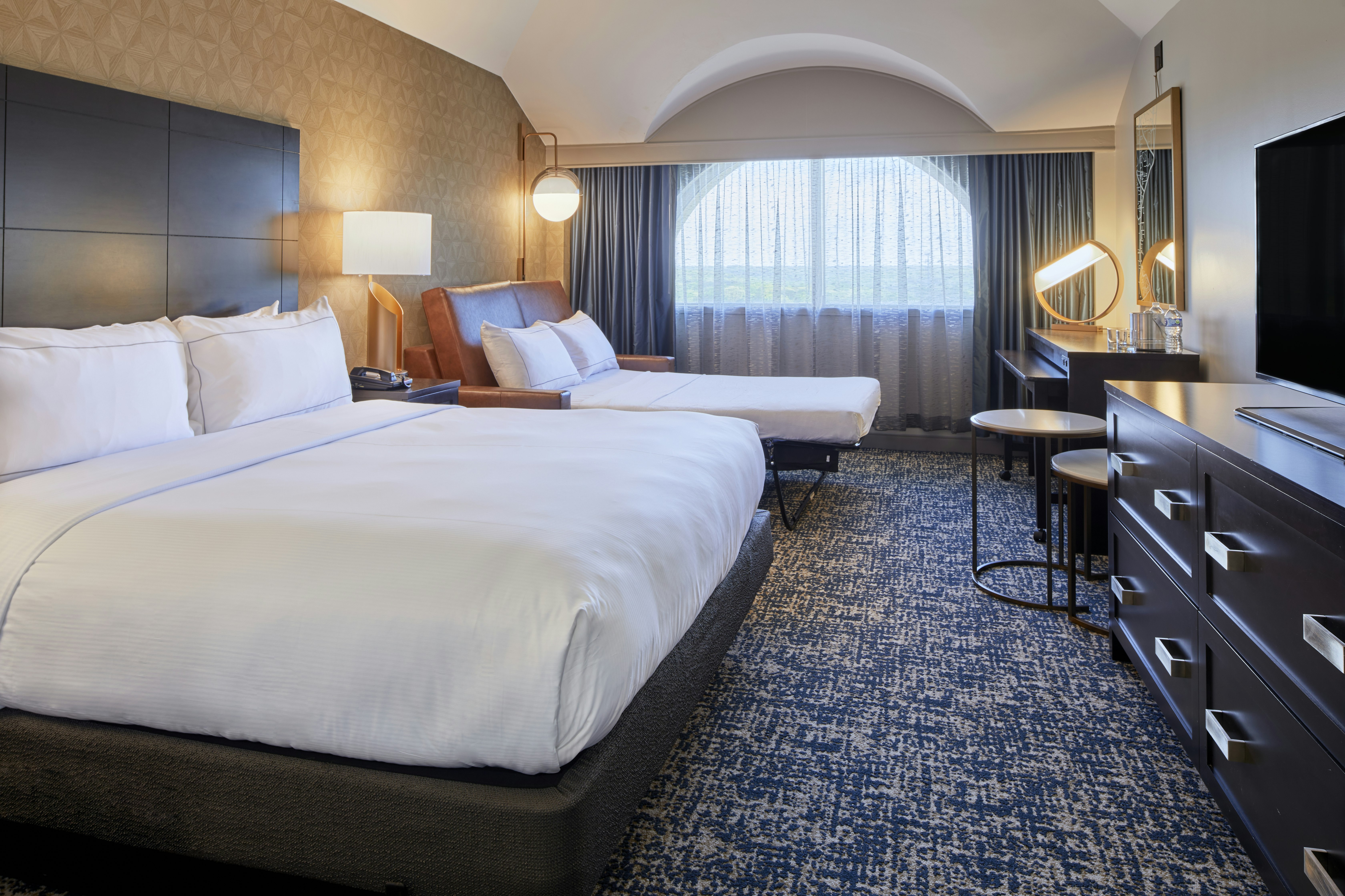 Room, King Bed, Partial Mountain View, Sofa