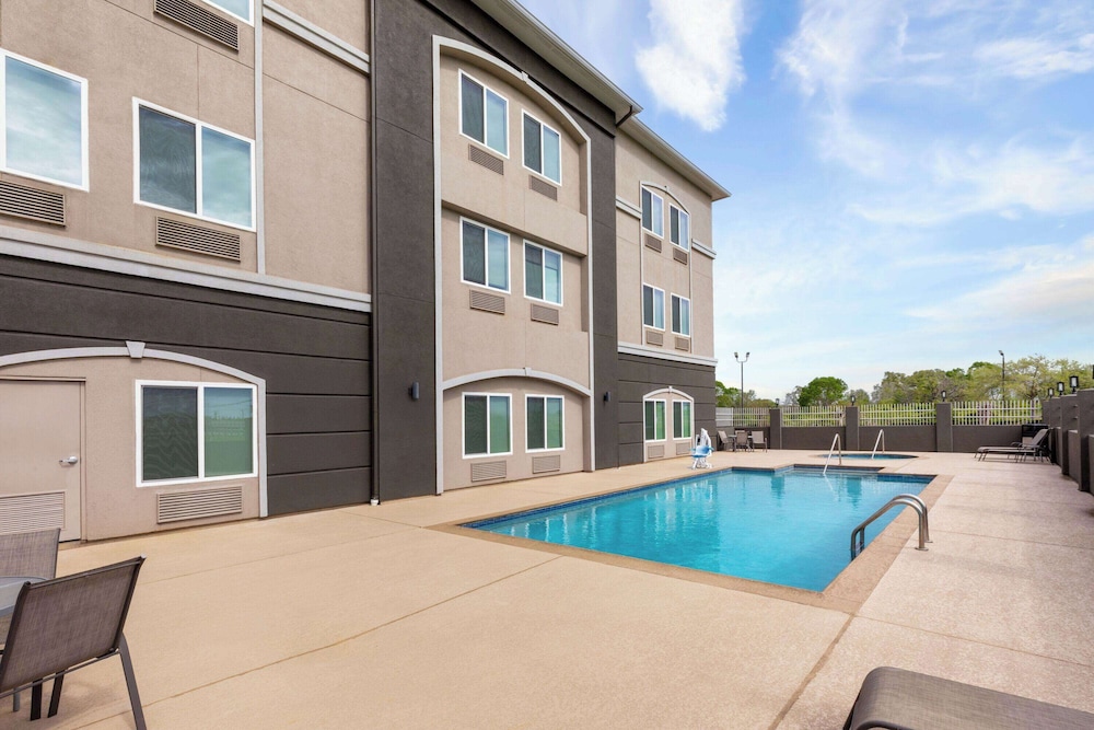 La Quinta Inn & Suites by Wyndham Angleton 4/50