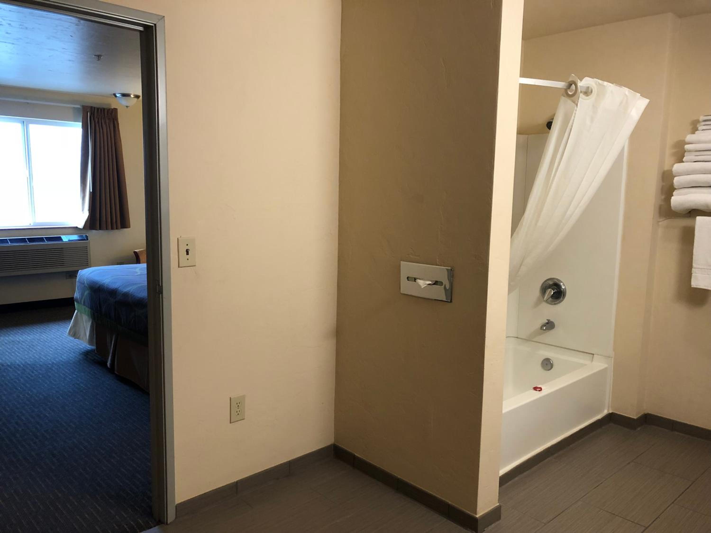 جناح بسرير كوين بغرفة نوم واحدة، Super 8 by Wyndham Woodburn 8/8