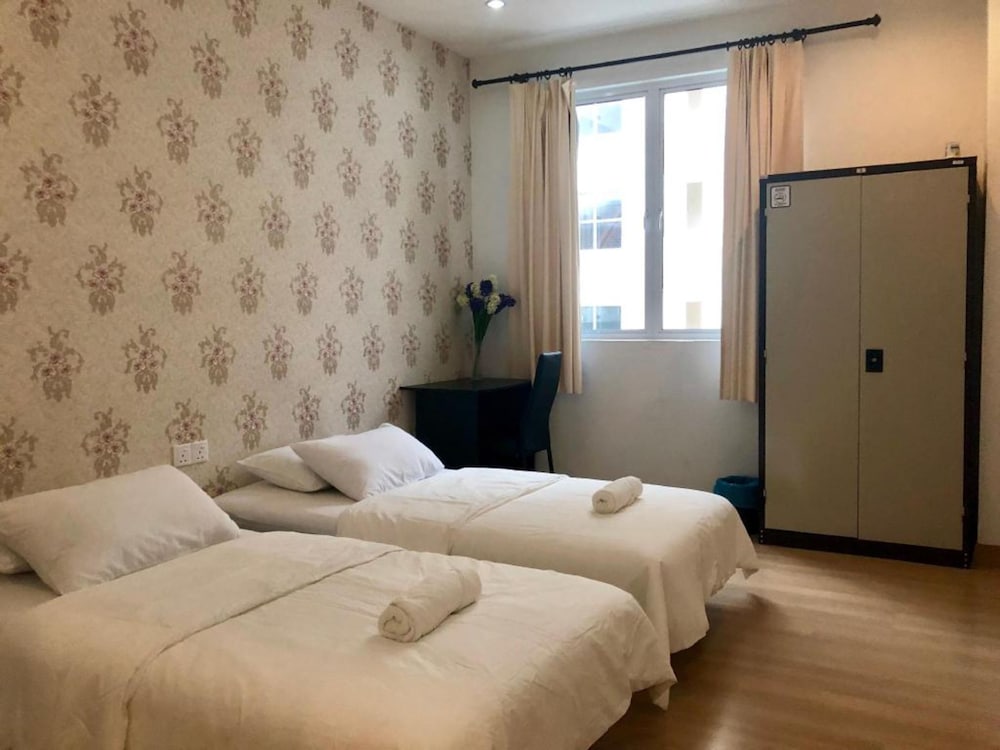 ROOM, TWIN BEDS, SHARED BATHROOM