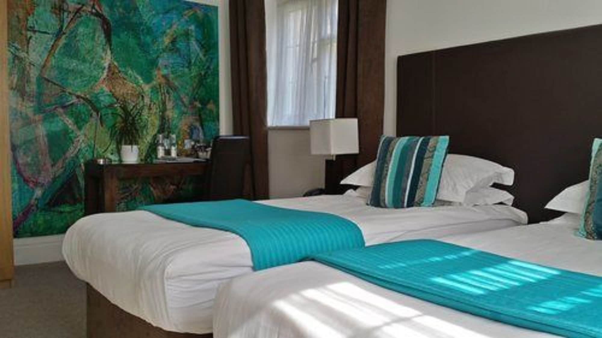 ROOM, TWIN BEDS