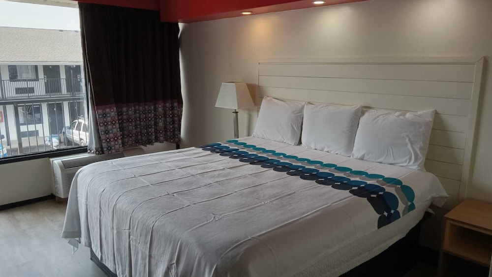 DELUXE, SINGLE, KING BED
