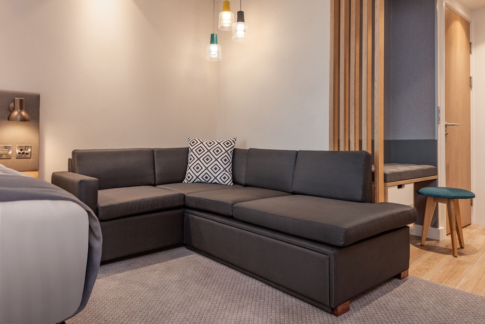 Holiday Inn London - Heathrow Bath Road 48/76