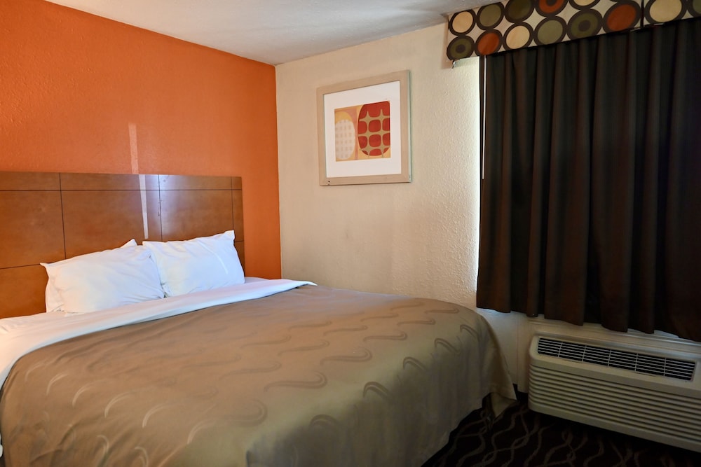 SUITE, KING BED