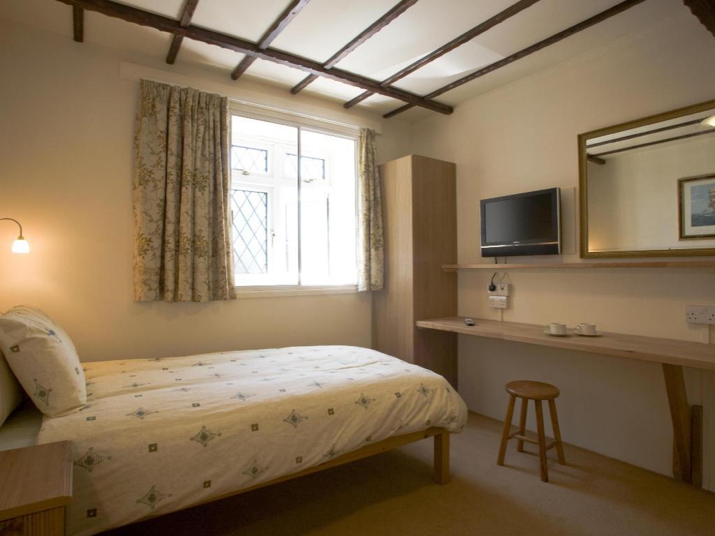 Oakwood Bed and Breakfast Heathrow 5/25