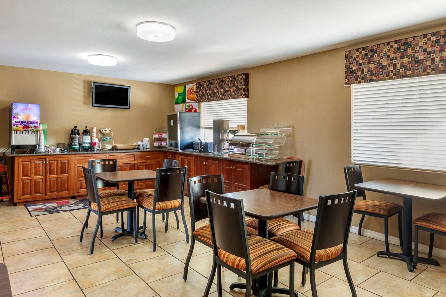 Quality Inn Russellville I-40 18/23
