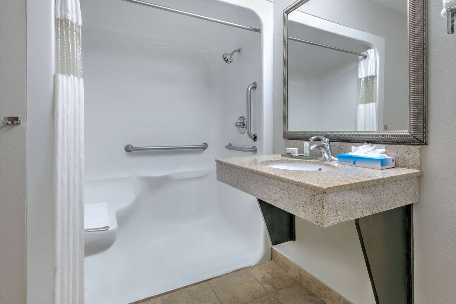La Quinta Inn & Suites by Wyndham Tulsa Airpt / Expo Square 35/35
