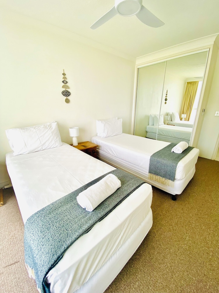 2 Bedrooms, Standard, 1 Single and 2 Queen Beds, Ocean Front