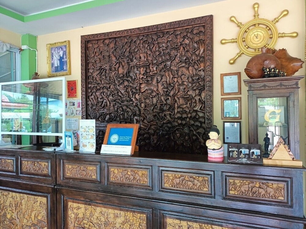P Paradise Hotel 8/50