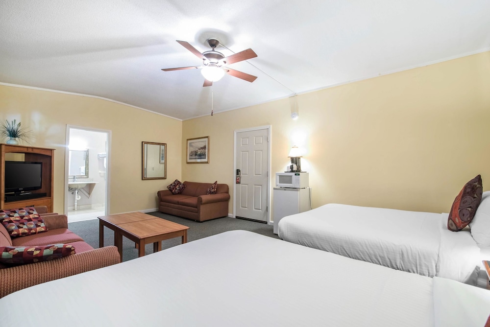 Econo Lodge Inn & Suites Tilton 16/38