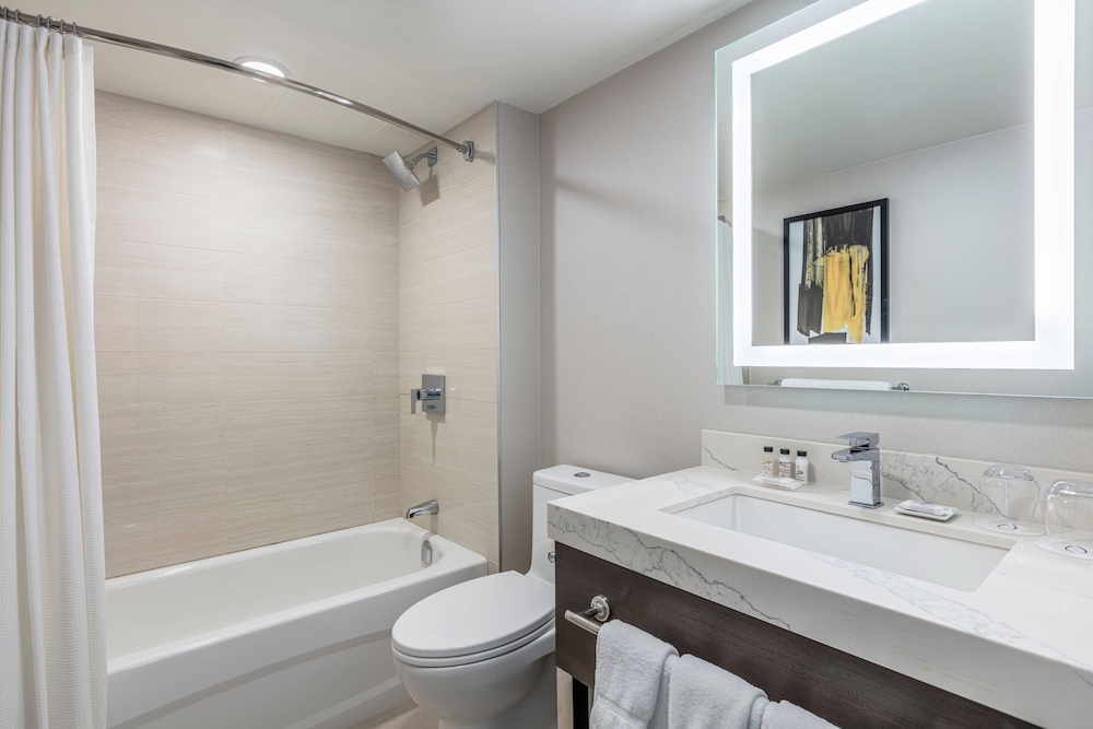 Delta Hotels by Marriott Vancouver Downtown Suites 6/49