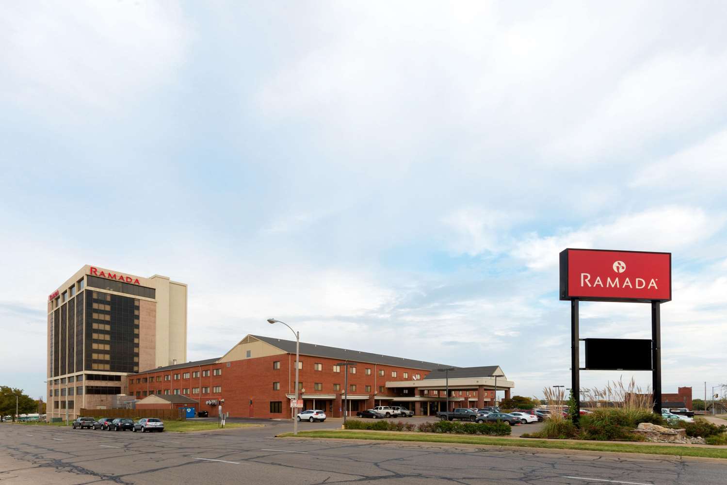 Ramada By Wyndham Topeka Downtown Hotel And Convention Center 4/36