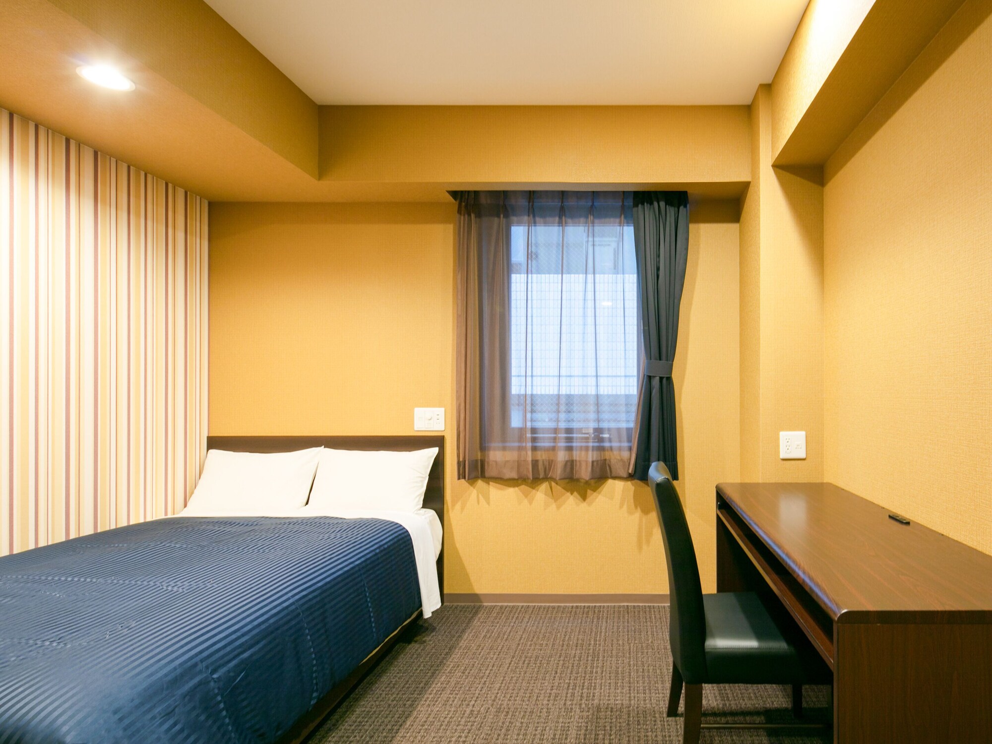 ROOM, SINGLE, SMOKING