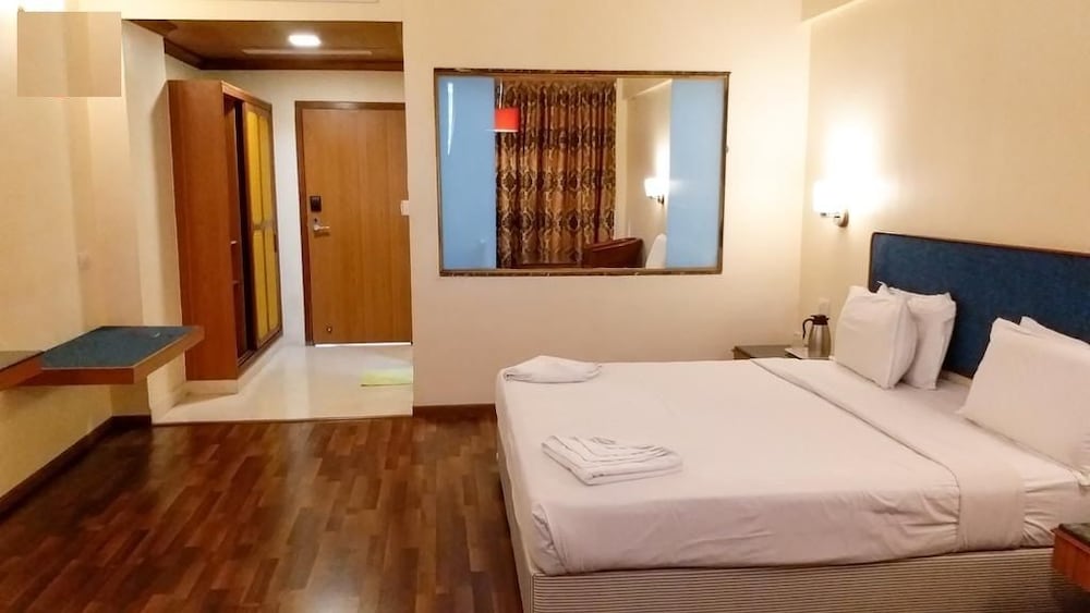 WOODLANDS HOTEL 17/50