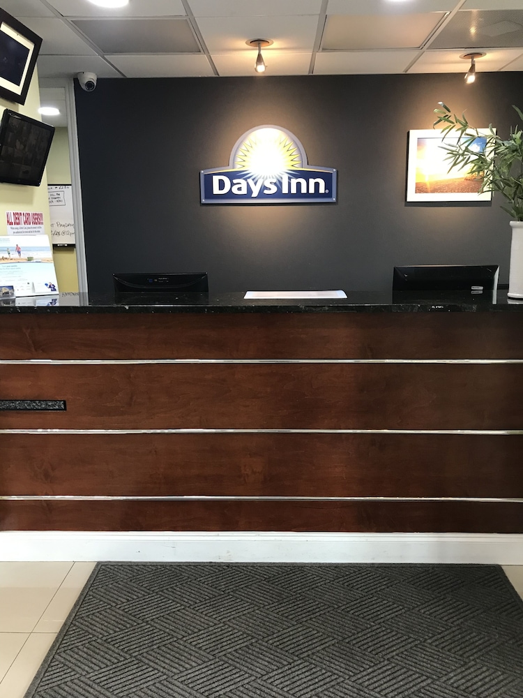 Days Inn & Suites by Wyndham Savannah North I-95 7/41