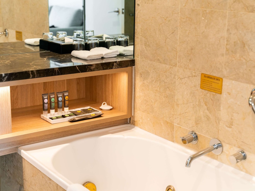 LUXURY, KING BED, OCEAN VIEW, BATHTUB, HIGH FLOOR