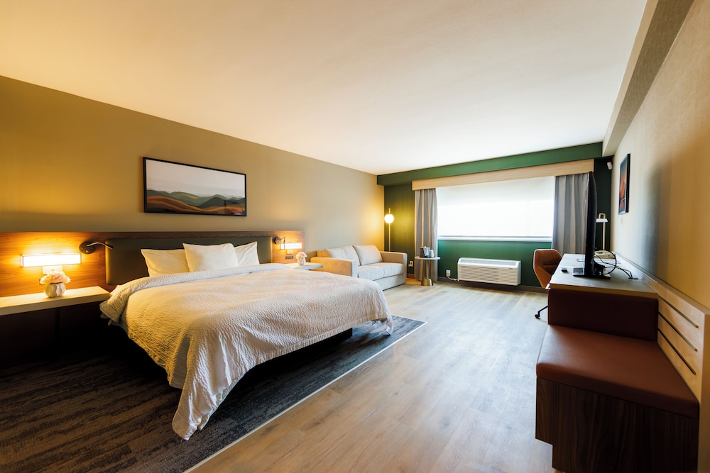 غرفة بسرير كينج مع أريكة، Monarch Hotel And Conference Center 2/6