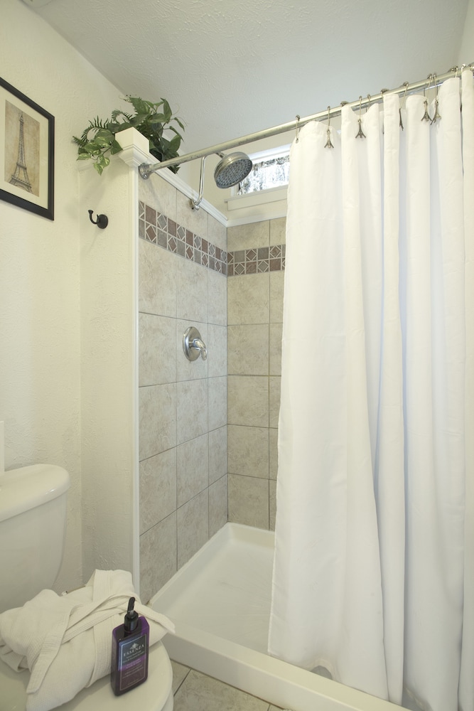 The Lakehouse Bed & Breakfast 40/46