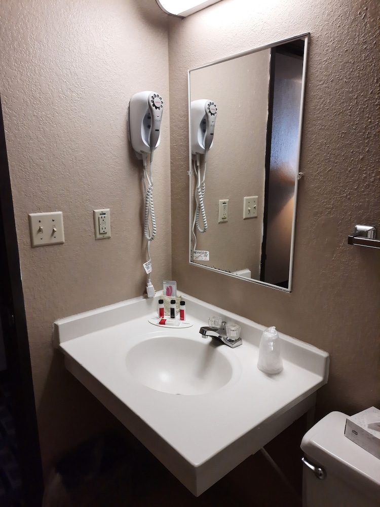 Super 8 by Wyndham Watertown 22/44