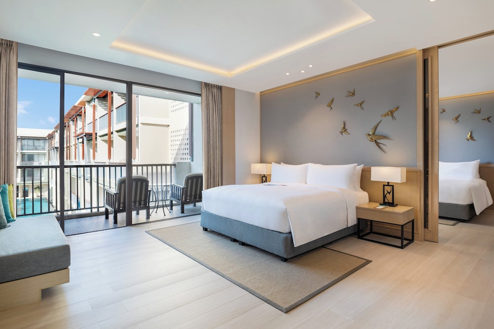 Family, King Bed, Pool Access