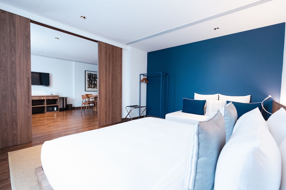 DELUXE, SUITE, BATHTUB