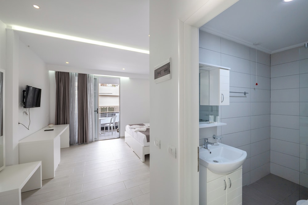 غرفة ثلاثية بسرير مزدوج وسرير فردي بشرفة، Vila Era Beach 8/9