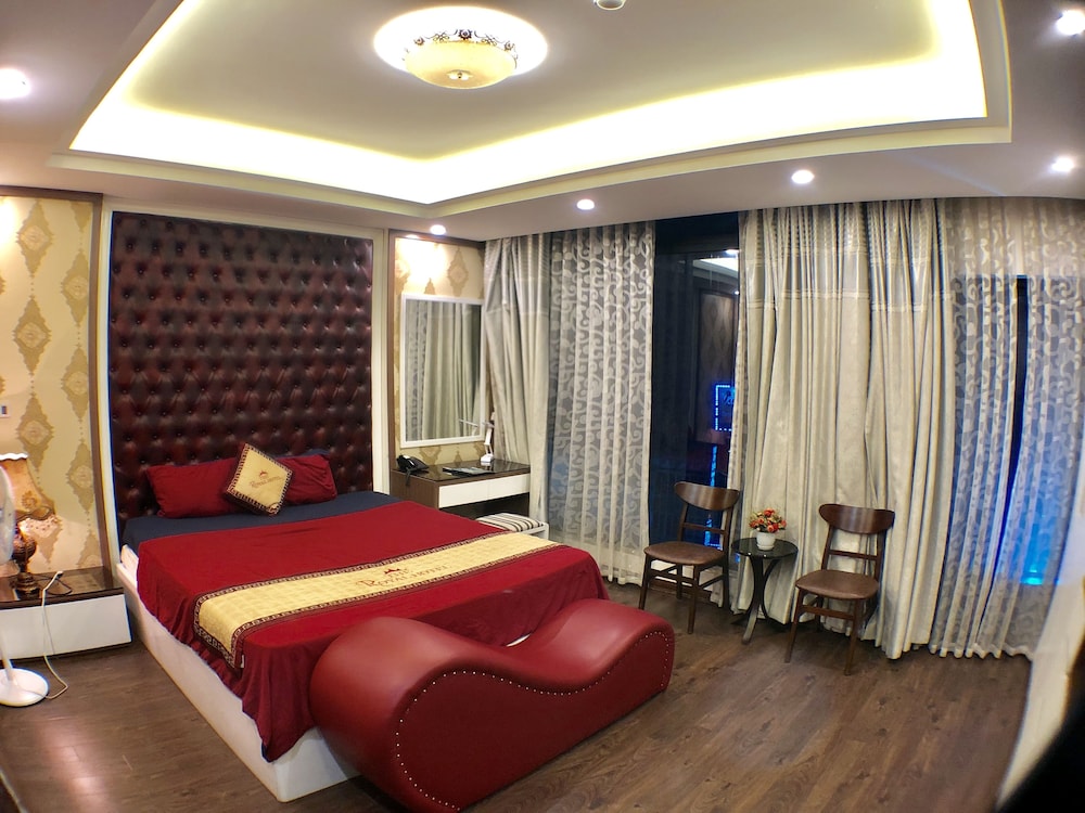 The Royal Hotel 28/50