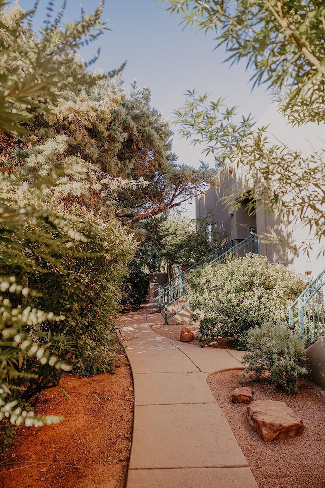 Southwest Inn at Sedona 68/72