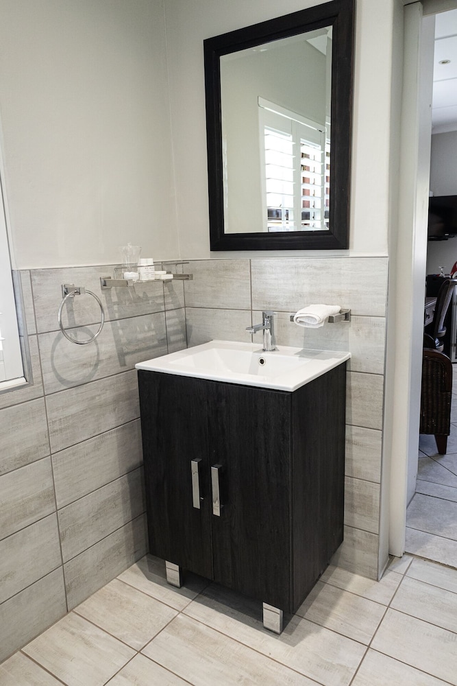 Cape Village Lodge 48/50