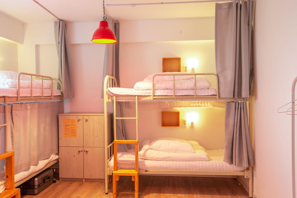 FEMALE DORM, FEMALE ONLY, 6 PEOPLE