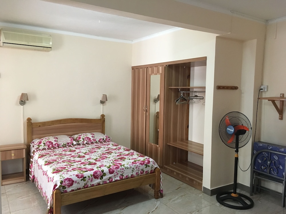 Pereybere Beach Apartments 12/83