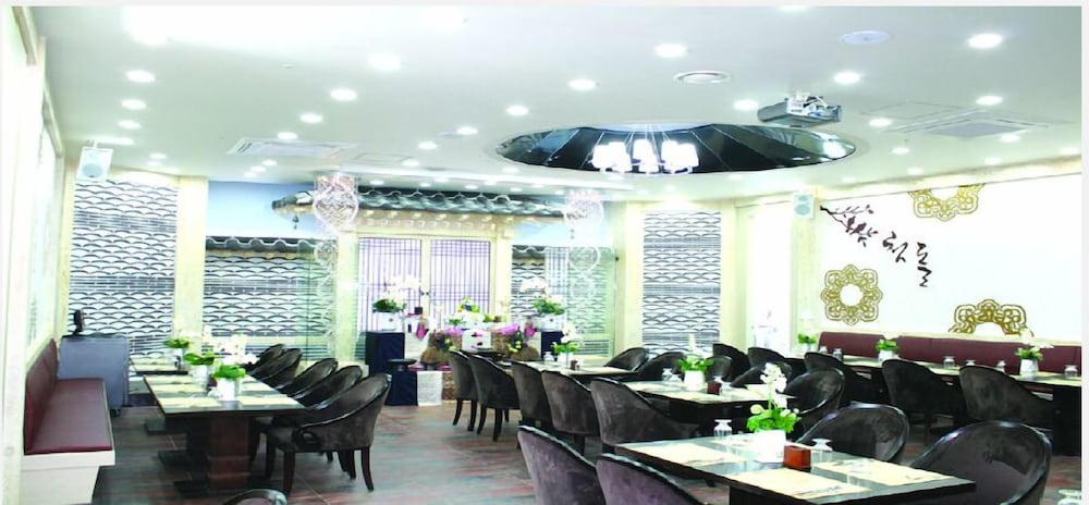 Noblesse Hotel 39/50