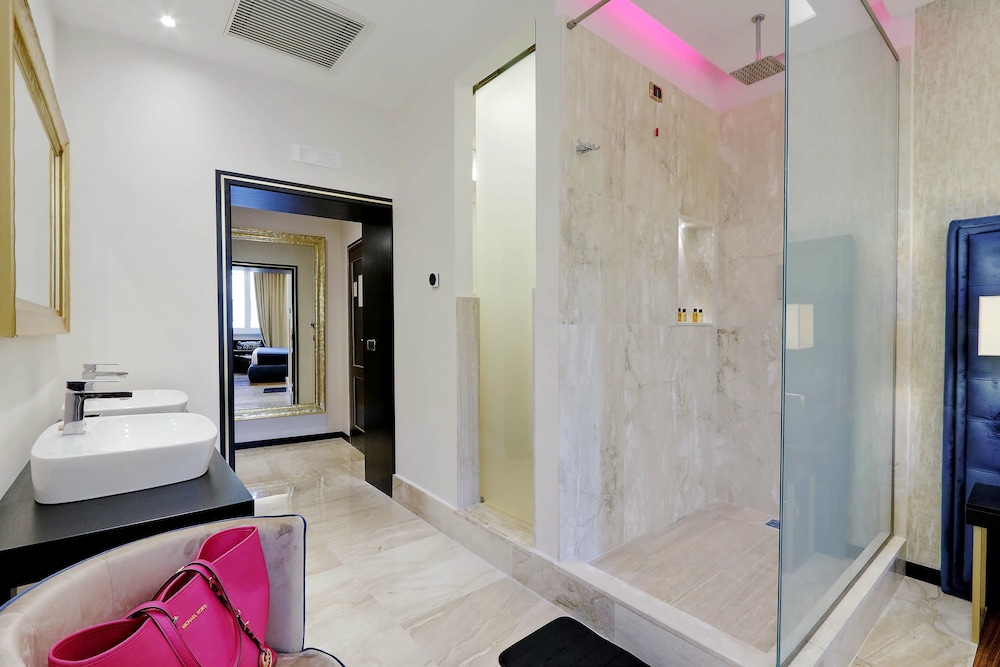 Spanish Diamond Luxury Suites & Jacuzzi 21/39