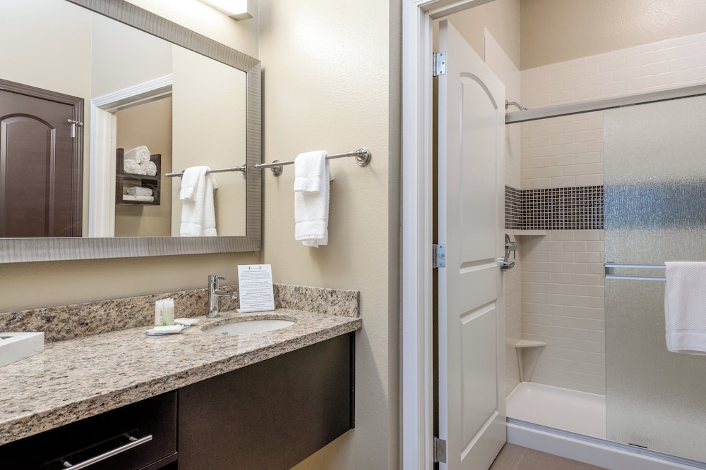 جناح بسرير كوين وسريرين مزدوجين بغرفتي نوم بمطبخ، STAYBRIDGE SUITES EAU CLAIRE - ALTOONA 3/3