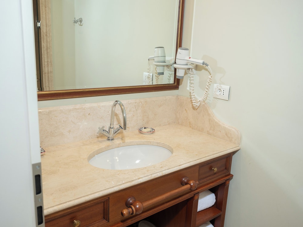 Ebel Boutique Hotel Tirana 47/50